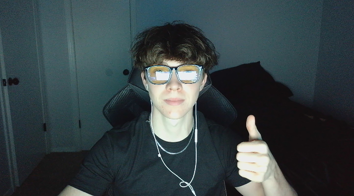 Fortnite University coach giving a thumbs-up at his setup